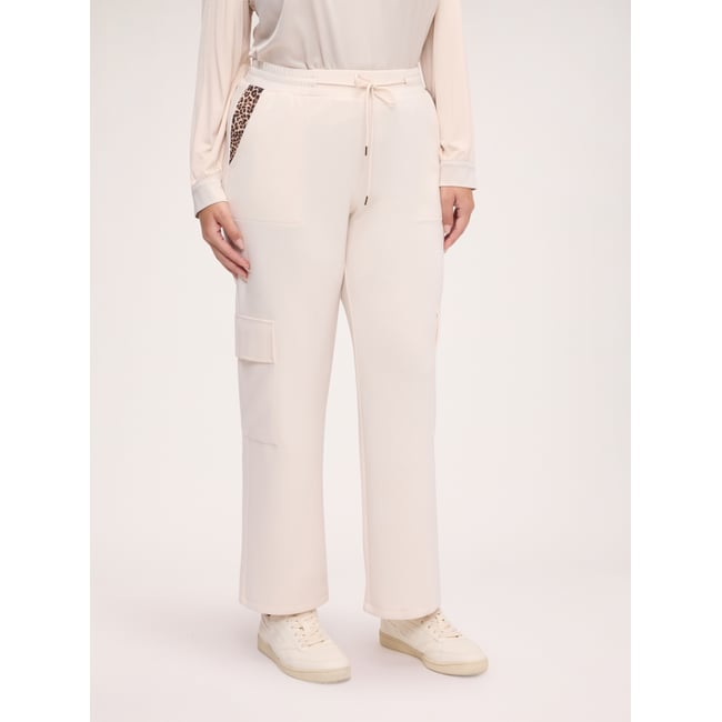 Pantalon cargo à imprimé tacheté beige <span itemprop=