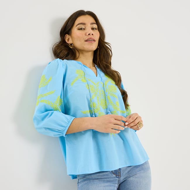 Blouse brodée à col V bleu <span itemprop=