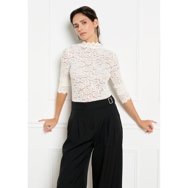 T-shirt col montant en dentelle blanc casse <span itemprop=