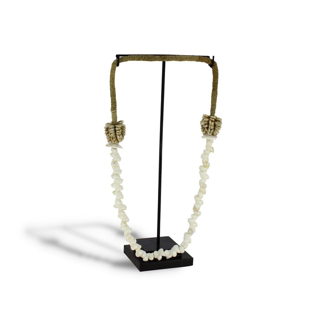 Collier en coquillages avec socle en métal Couleur blanc-noir <span itemprop=