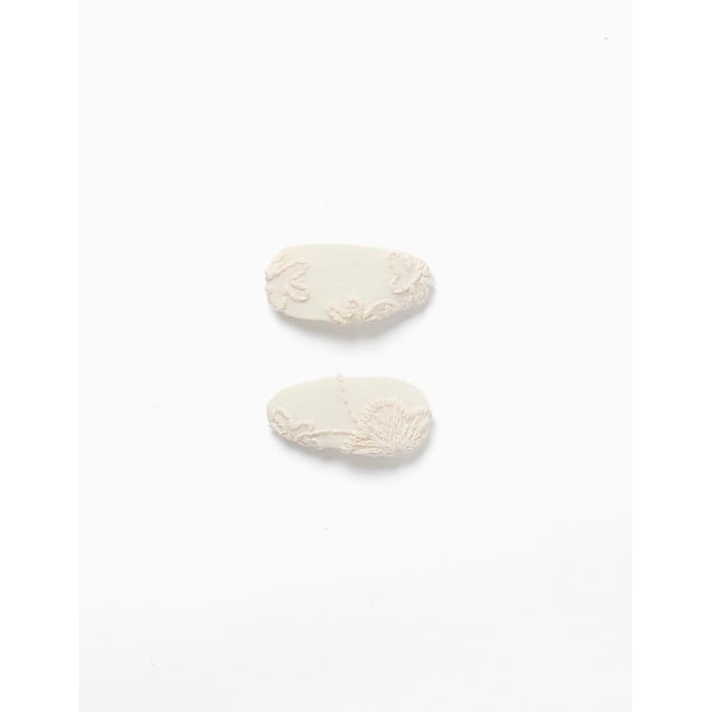Lot de 2 barrettes ovales avec broderie multicolore <span itemprop=