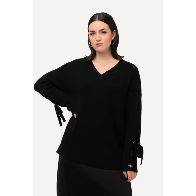 Pull oversize. Œillets et rubans sur les noir <span itemprop=