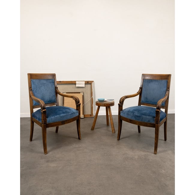 Paire de fauteuils en bois et velours bleu Ernest N°1040 - Bon état Couleur bleu <span itemprop=