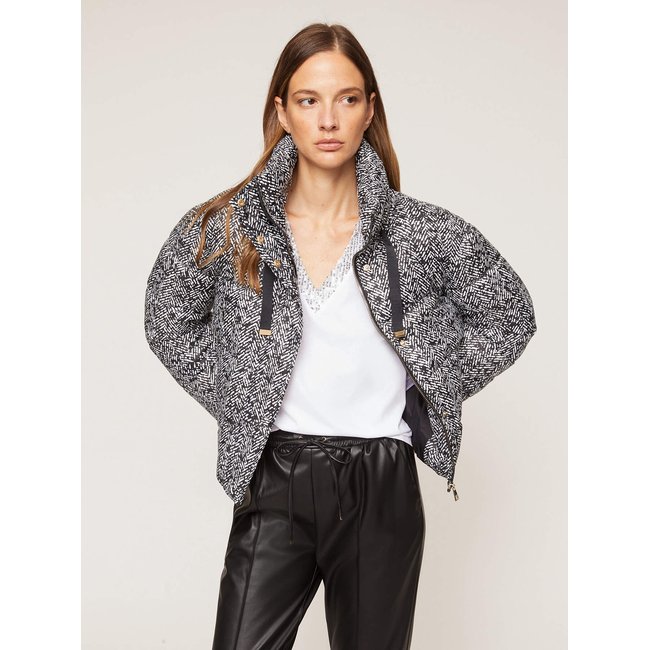 Blouson rembourré avec imprimé à chevrons gris <span itemprop=