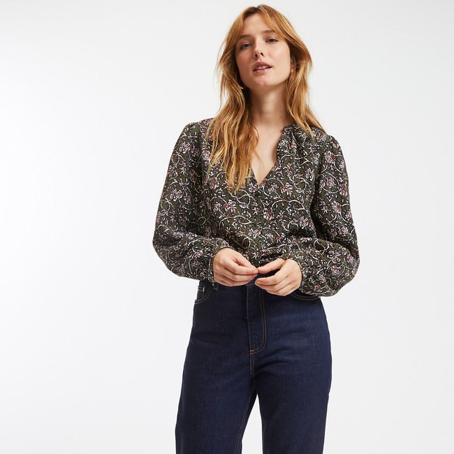 Camisa com decote em V, estampado floral, mangas compridas estampado fundo verde <span itemprop=