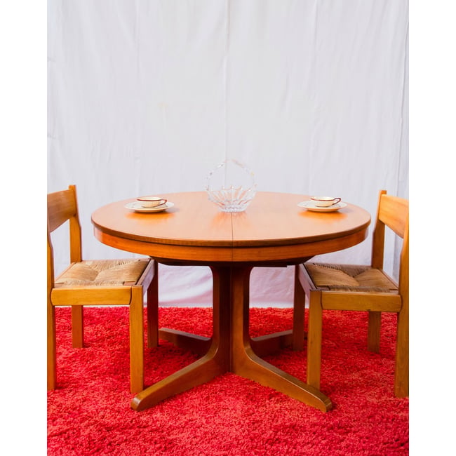 Table à manger ronde en teck Karla N°1310 - Bon état Couleur bois clair <span itemprop=