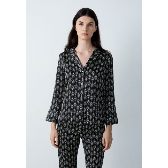 Chemise de pyjama satinée imprimée NEX imp fd noir <span itemprop=