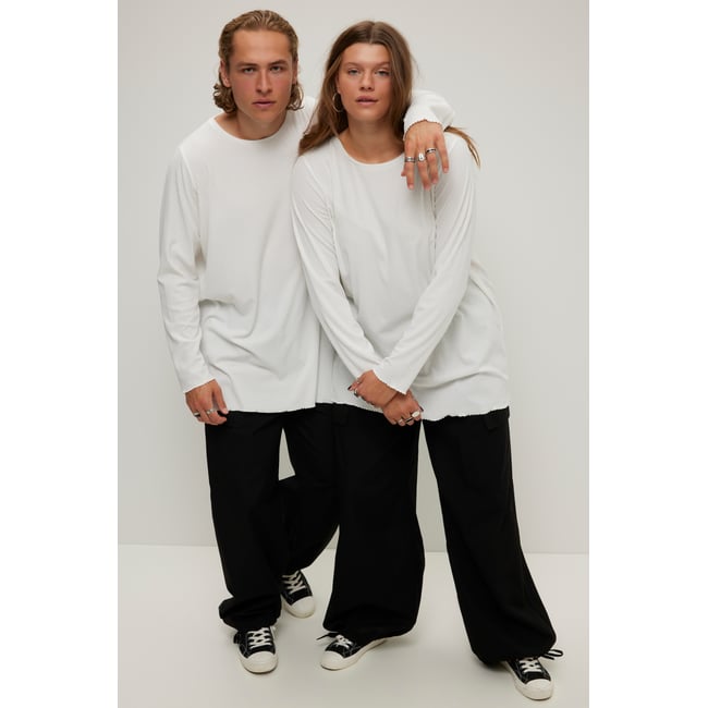T-shirt long à col rond et manches courtes. blanc cassé <span itemprop=
