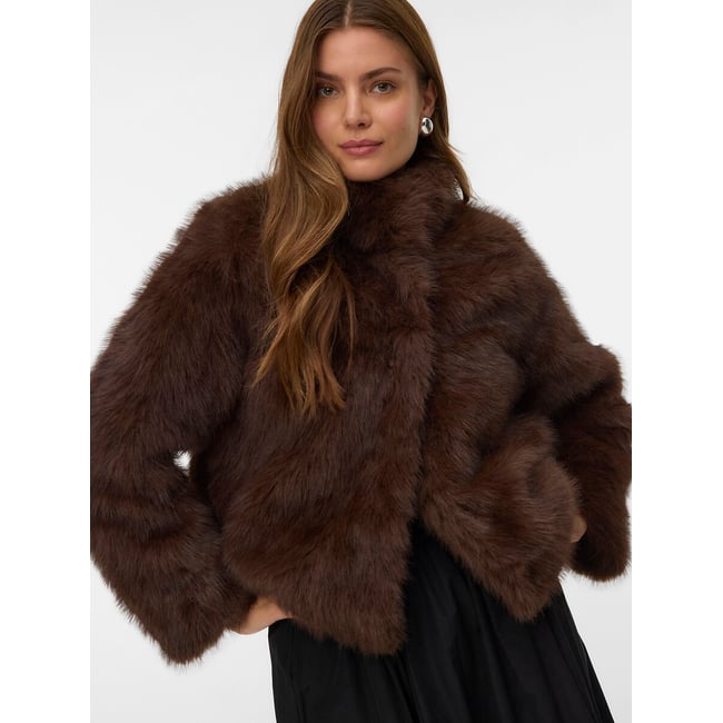 Manteau court en tissu duveteux à poils longs marron chocolat <span itemprop=