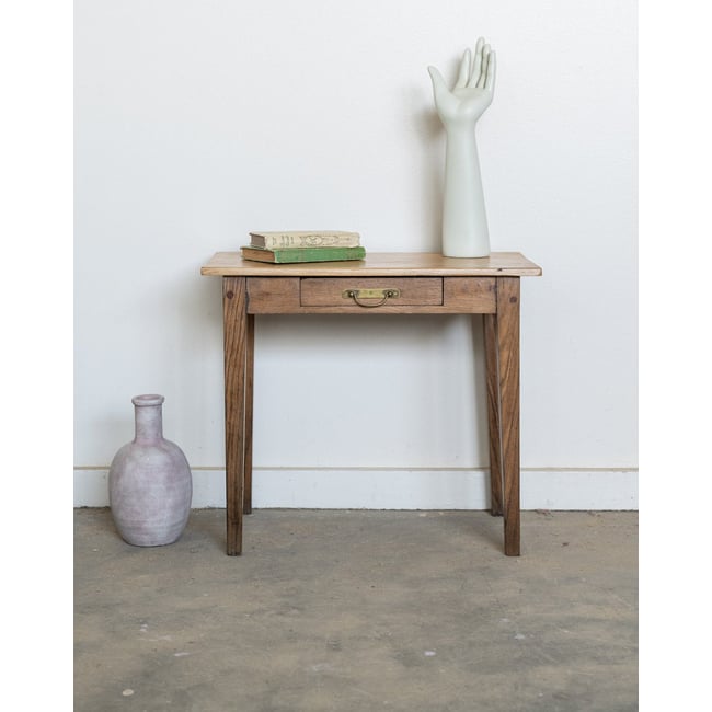 Petite table d'appoint de campagne en bois Francine N°1595 - Bon état Couleur bois foncé <span itemprop=