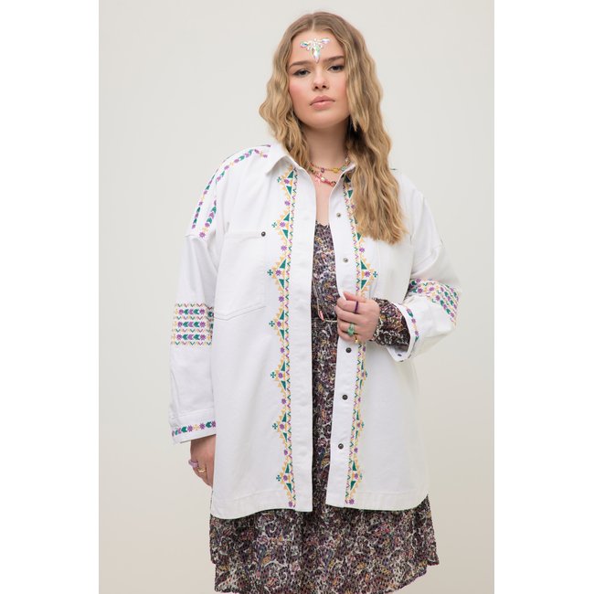 Veste en jean oversize, broderie blanc cassé <span itemprop=