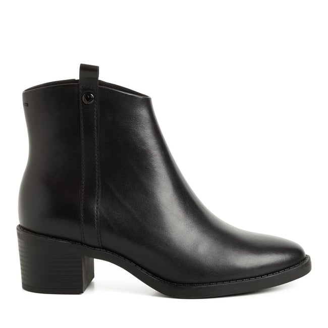 Bottine en cuir noir <span itemprop=