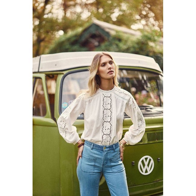 Blusa em algodão bordada, gola redonda, BETTY cru <span itemprop=