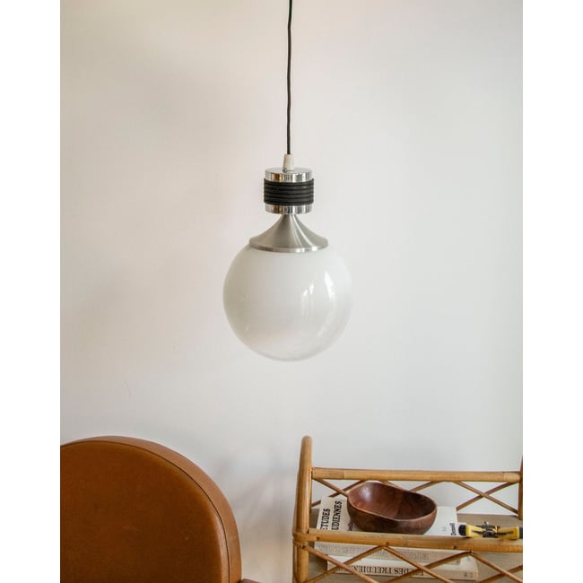 Suspension au globe en verre opaque Sonia N°313 - Bon état Couleur beige <span itemprop=