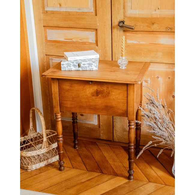 Travailleuse en bois sculpté Brigitte N°351 - Bon état Couleur bois foncé <span itemprop=