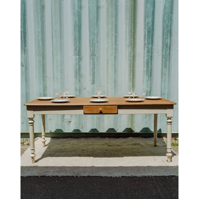 Table à manger en bois Romy N°1376 - Bon état Couleur crème <span itemprop=