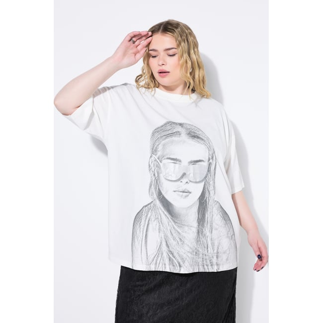 T-shirt oversize, portrait de blanc cassé <span itemprop=
