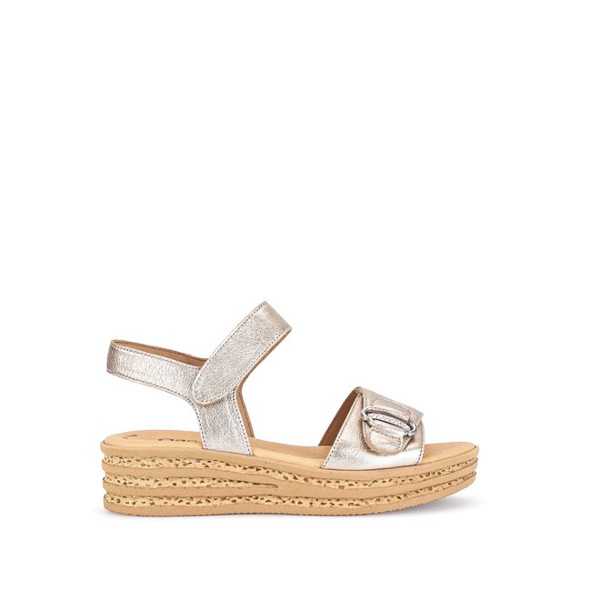 Sandales en cuir à talon compensé doré <span itemprop=