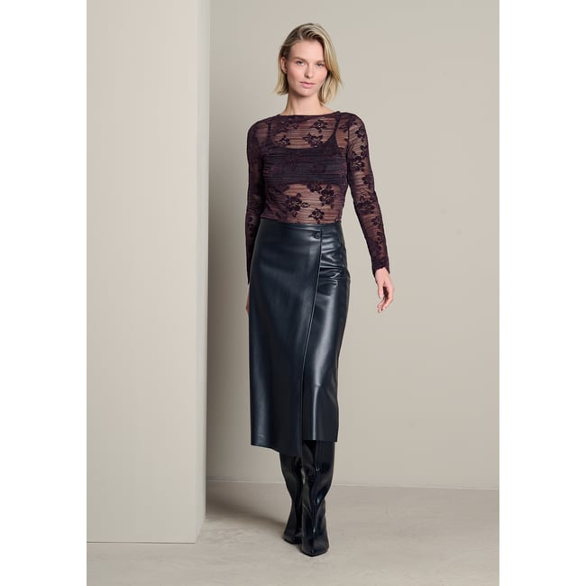T-shirt col montant en dentelle aubergine <span itemprop=