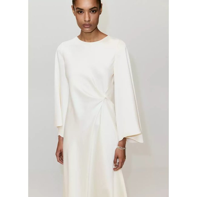 Robe satinée froncée écru <span itemprop=