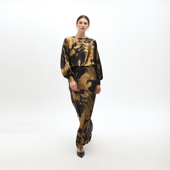 Robe longue fluide colorée en satin doré <span itemprop=