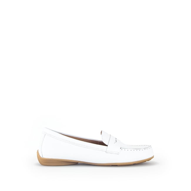 Mocassins en cuir à talon compensé blanc <span itemprop=