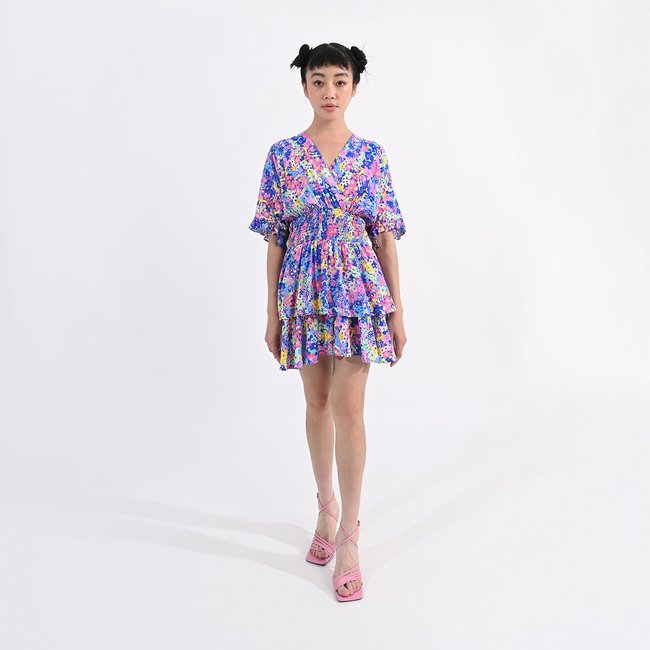 Vestido curto florido, decote em V azul/rosa <span itemprop=