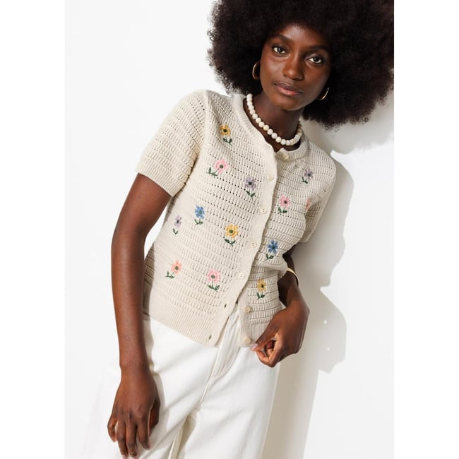 Cardigan brodé de fleurs ecru <span itemprop=