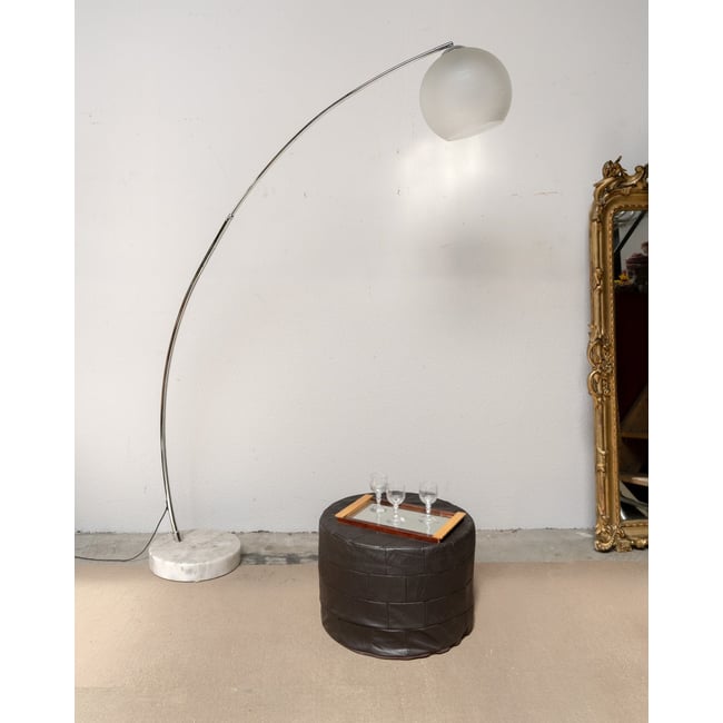 Lampadaire arc en verre et en marbre Julien N°389 - Bon état Couleur transparent <span itemprop=