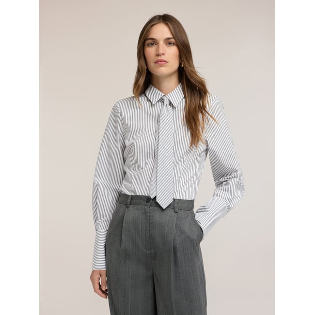 Chemise à rayures avec nœud papillon blanc <span itemprop=