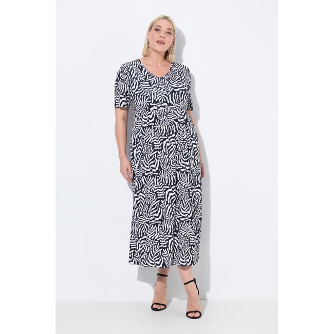 Robe maxi, coupe évasée. Décolleté V noir <span itemprop=