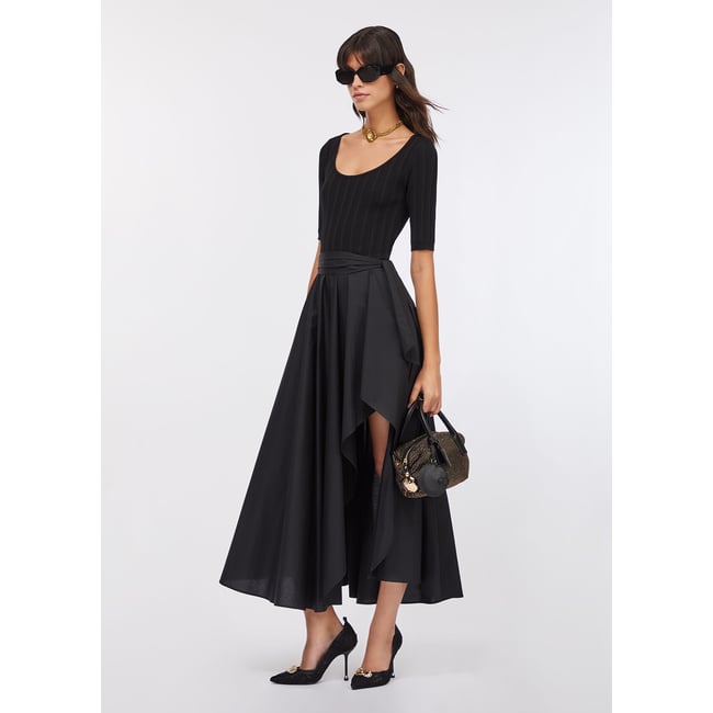 Robe longue en maille avec nœud noir <span itemprop=