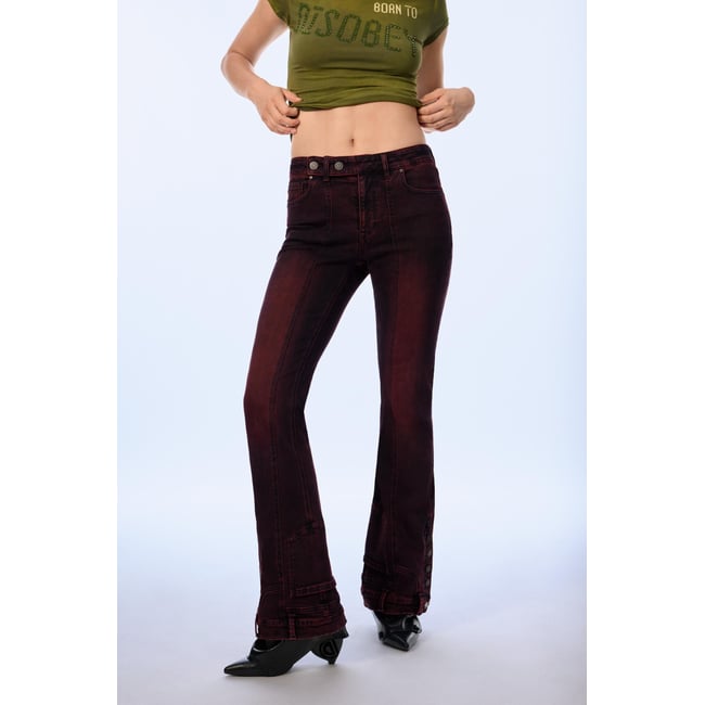Jean flare rouge <span itemprop=