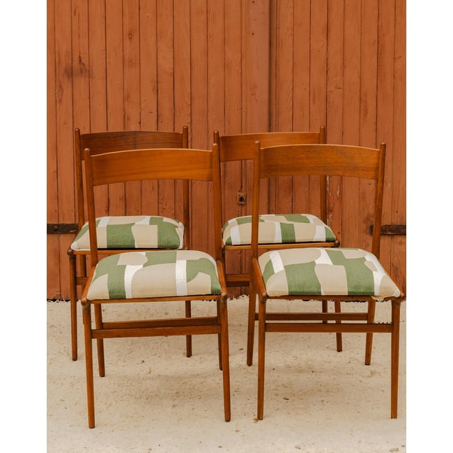 Lot de 4 chaises en bois et tissu Alma N°2077 - Bon état Couleur bois foncé <span itemprop=