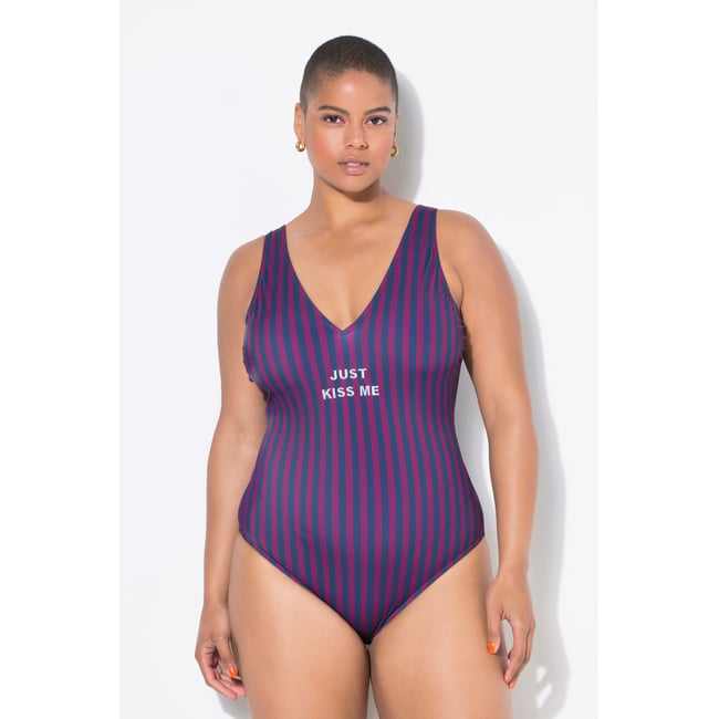 Maillot de bain rayé. Bonnets souples bleu foncé <span itemprop=