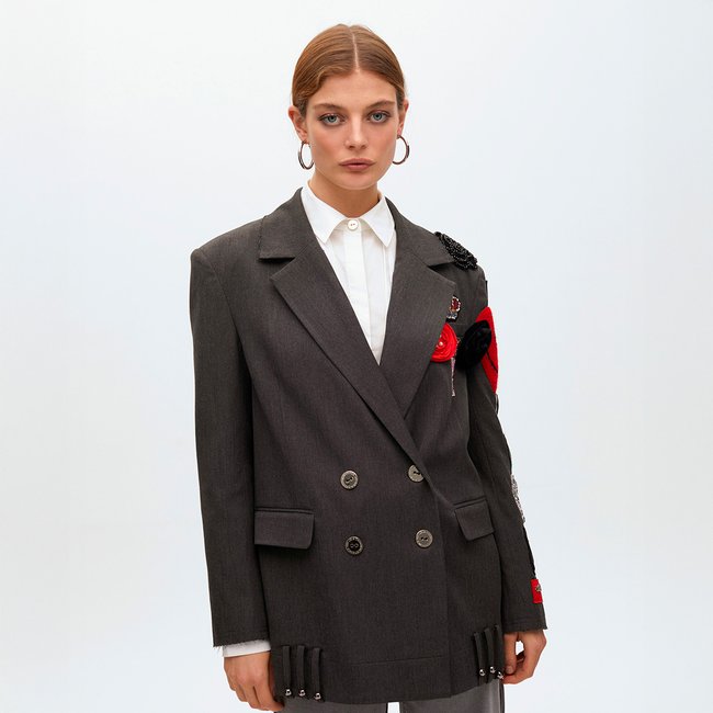 Blazer long avec détails ornementaux gris foncé <span itemprop=