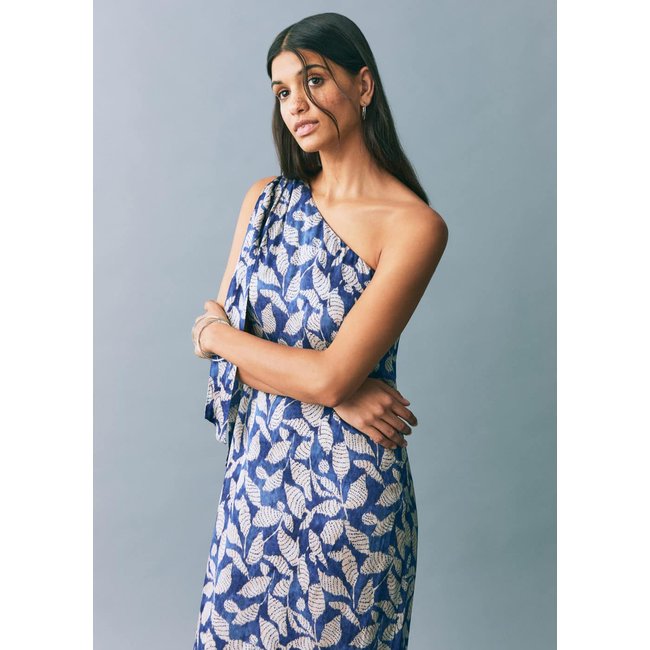 Robe asymétrique imprimée bleu marine foncé <span itemprop=