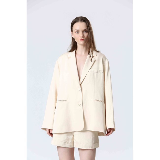 Short beige <span itemprop=