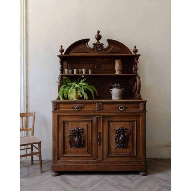 Buffet deux-corps en bois massif Gilbert N°1636 - Bon état Couleur bois foncé <span itemprop=
