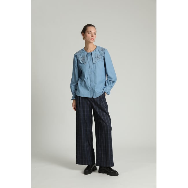 Chemisier col claudine, brodé bleu <span itemprop=