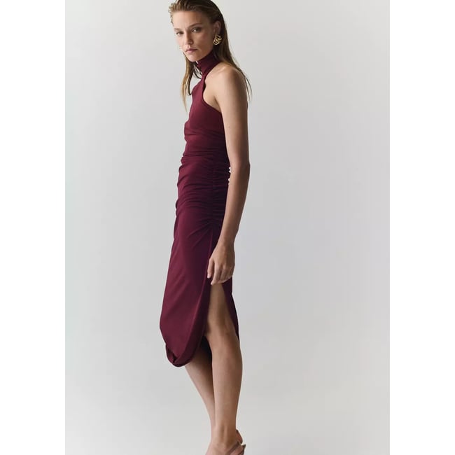 Robe à manches asymétriques et col montant grenat <span itemprop=