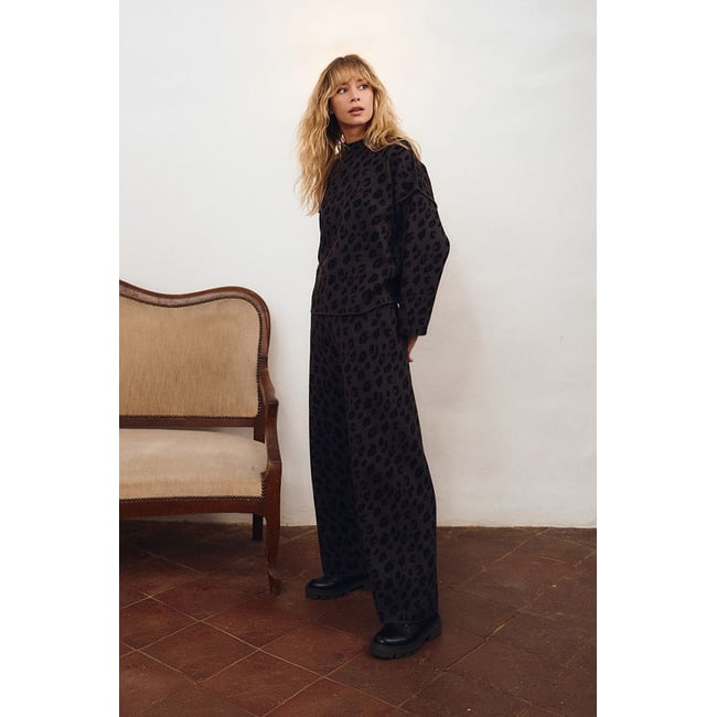 Pantalon en maille, léopard dark grey <span itemprop=