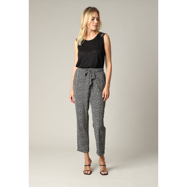 Pantalon fluide à imprimé animalier stylisé avec taille haute ceinturée EDILINE noir <span itemprop=