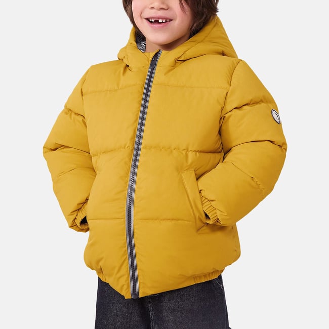 Piumino a tinta unita con cappuccio giallo senape PETIT BATEAU
