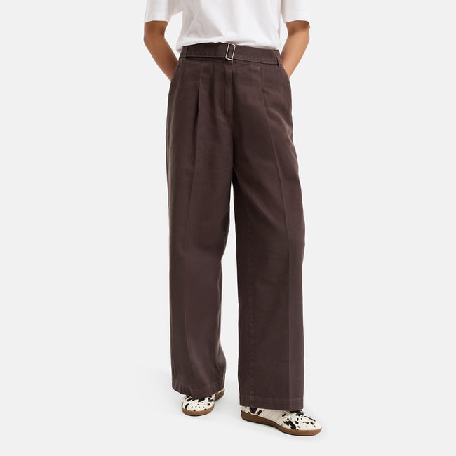 Pantalon large à pinces, avec ceinture marron <span itemprop=