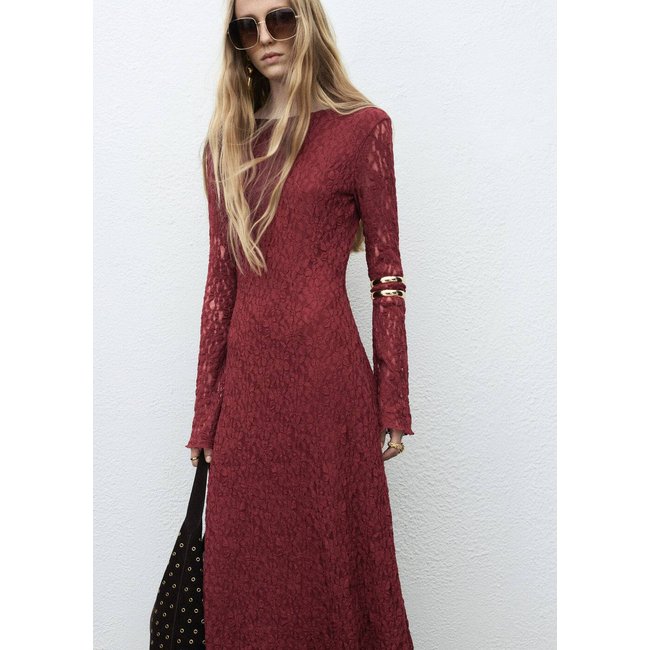 Robe dentelle manches évasées lie de vin <span itemprop=