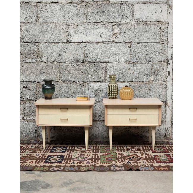 Paire de tables de chevets épurées Maïa N°1529 - Bon état Couleur beige <span itemprop=