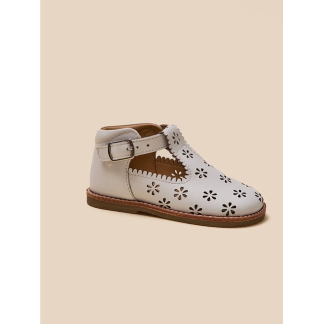 Salomés perforées en cuir blanc casse <span itemprop=