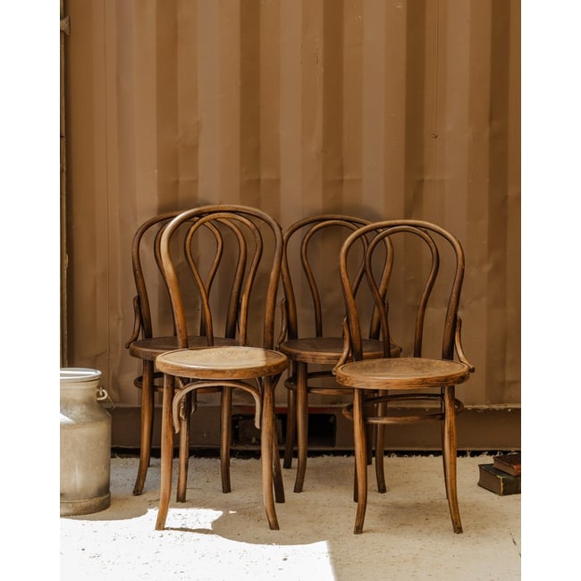 Lot de 4 chaises en bois Claude N°1408 - Bon état Couleur bois foncé <span itemprop=