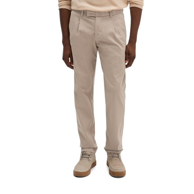 Pantalon chino modèle Osby à plis, coupe fuselée en mélange de coton bio beige <span itemprop=